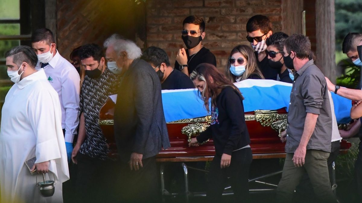 Zaměstnanci pohřebního ústavu si s tělem mrtvého Maradony fotili selfie